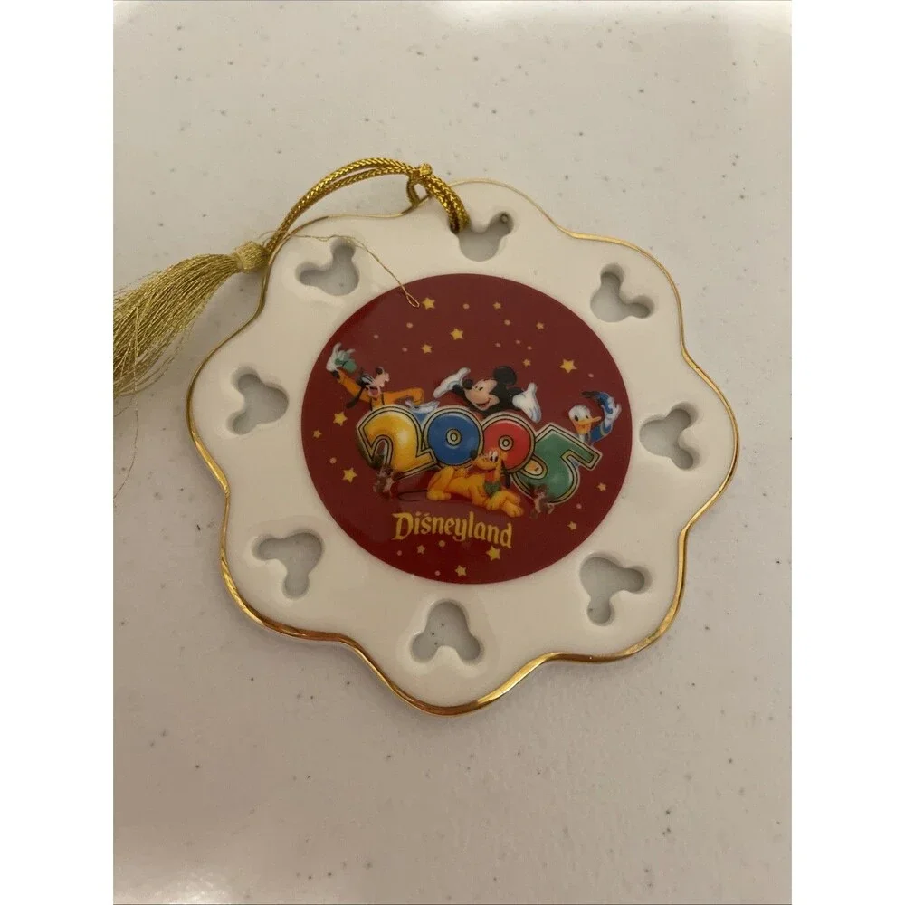 Disneyland 2005 Collectors Snowflake Ornament Authentic Disney Parks Pixar